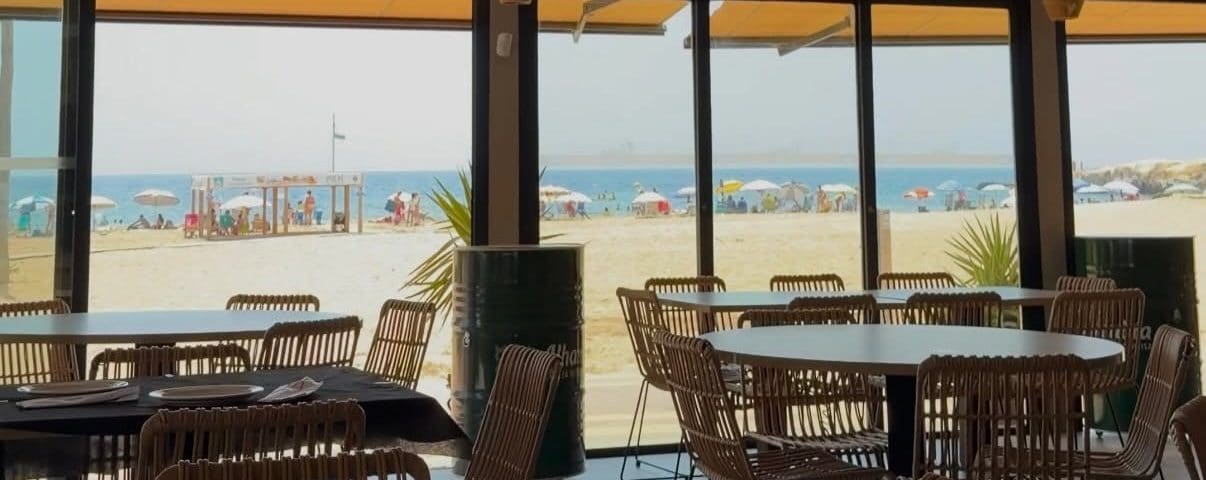 Comedor del Chiringuito Salas con los ventanales abiertos a la playa de San Juan de los Terreros